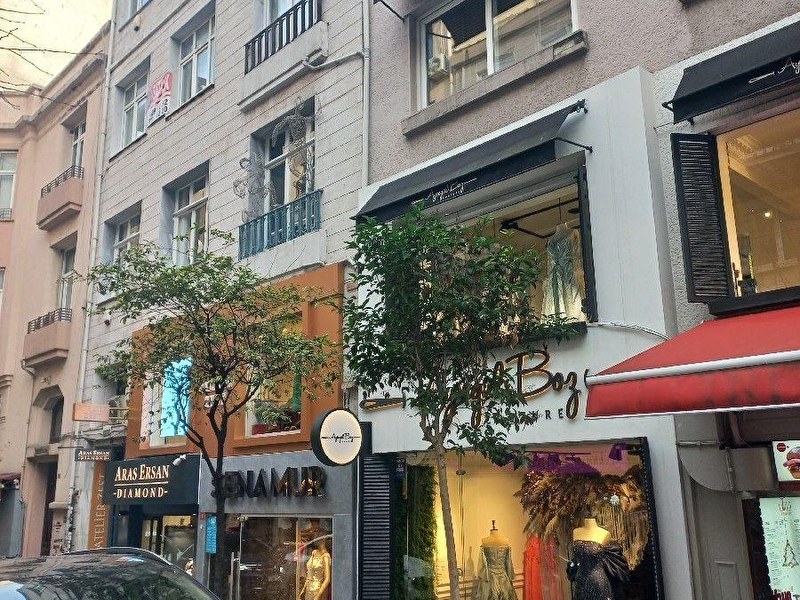 Erkutun'dan ni̇şantaşi'nda nostalji̇k bi̇nada yüksek tavan, kombi̇, balkonlu, aydinlik satilik 4+1 dai̇re