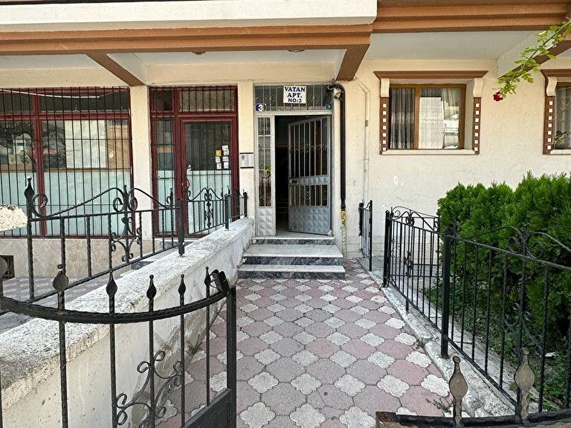 Eti̇mesgut 30 ağustos mahallesi̇nde 3+1 yapili dai̇re