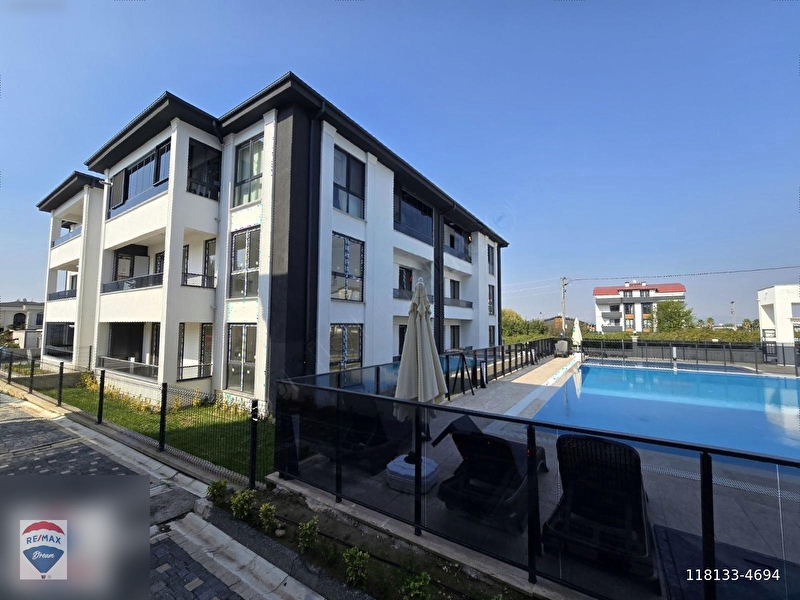 Re/max kartepede havuz manzarali arakat sifir 3+1 satilik dai̇re