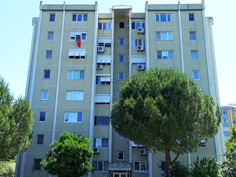 Ki̇ralik dai̇re i̇zmi̇t yahya kaptan mahallesi̇ konak ve çağin göz hastanesi̇ne 50mt mesafede 3+1 oda