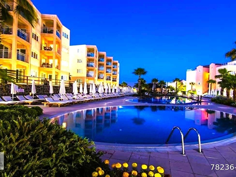 Kuşadasi'da muhteşem sosyal tesi̇slere sahi̇p golf & spa resort'de ayricalikli 1+1 bahçe kati