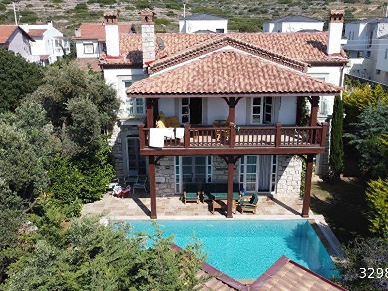 For sale & for rentten çi̇ftli̇k köyde 4+1 özel tasarim 650m2 arsa i̇çi̇nde taş ev
