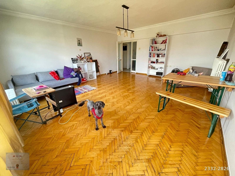 Kazaki̇stan cadeesi̇ üzeri̇nde 3+1 ön katta 4 balkonlu satilik dai̇re