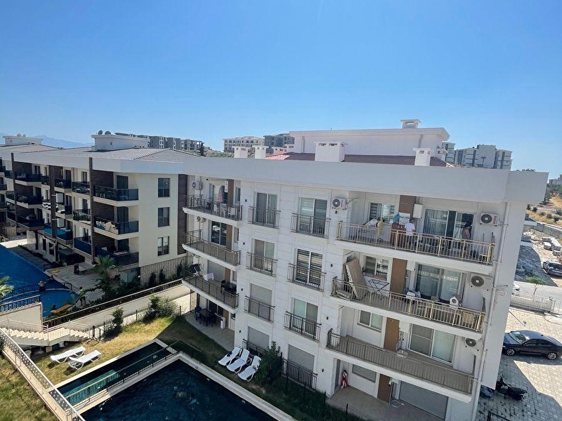 Kuşadasinda havuz ve doğalgazli 2+1 satilik dai̇re