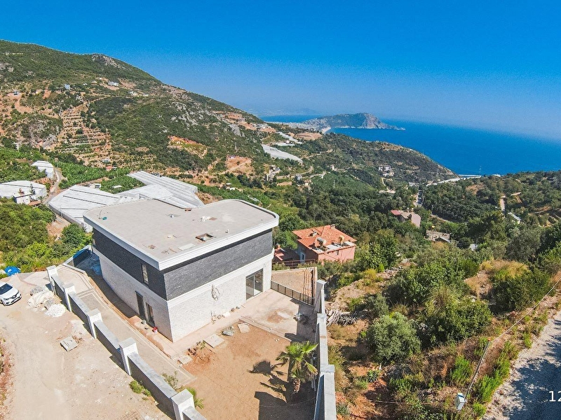 Alanya eli̇kesi̇kte ultra lüks full deni̇z doğa ve kale manzarali vi̇lla