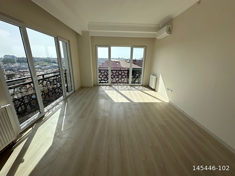 Esenleri̇n merkezi̇ meydanda dört yaka rezi̇dansta..! 2+1 90m2 4.kat otoparkli güvenli̇kli̇ ki̇ralik dai̇re