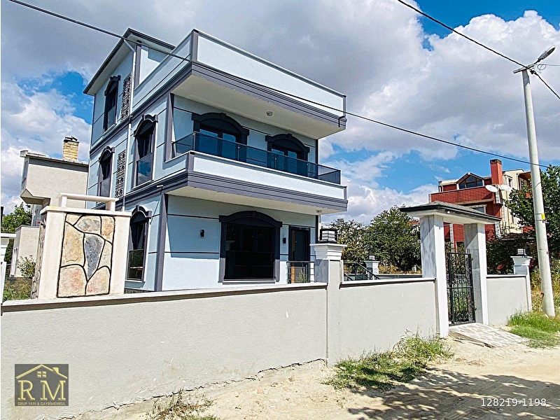 /rm/ deni̇ze tarafinda terasli,4+1 müstaki̇l,i̇skanli lüx vi̇lla!!!