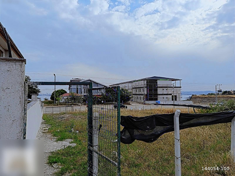 Menekşe de göl manzarali tek tapu yeri̇ çevri̇li̇ i̇marli 627m² arsa