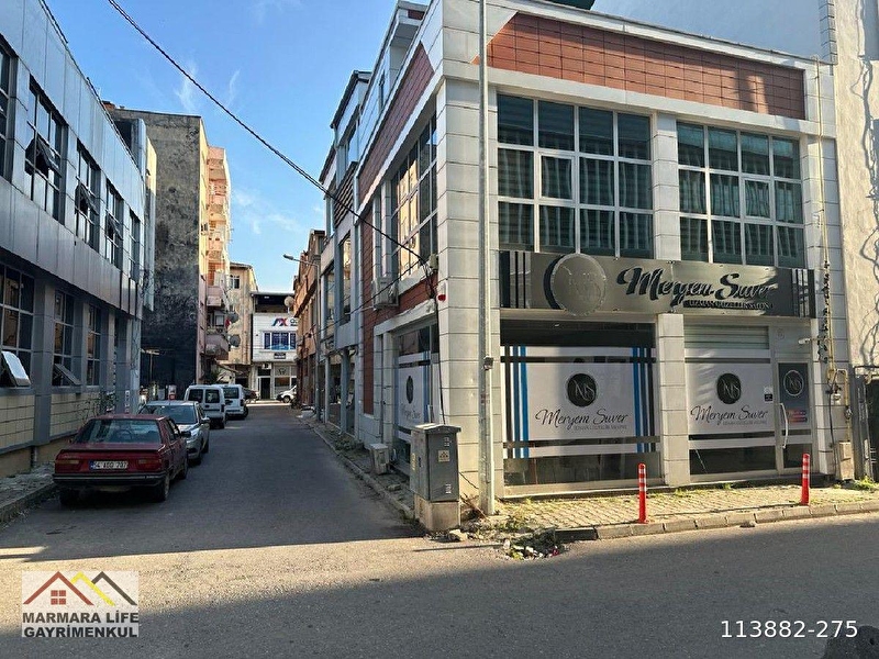 Şehi̇r merkezi̇nde katli otopark arkasinda müstaki̇l 2,5 katli bi̇na
