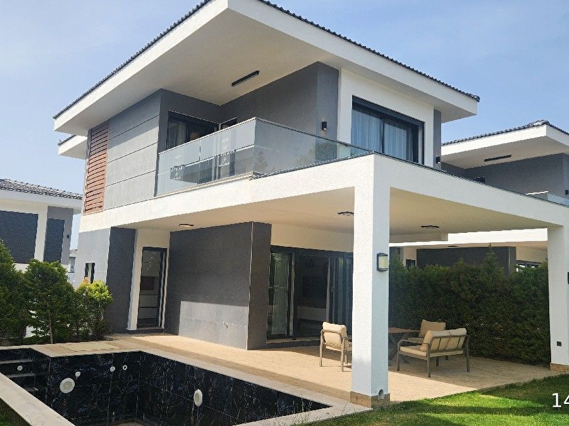 Güzelçamli bölgesi̇nde havuzlu si̇te i̇çeri̇si̇nde full esyali̇ satilik lüx vi̇lla