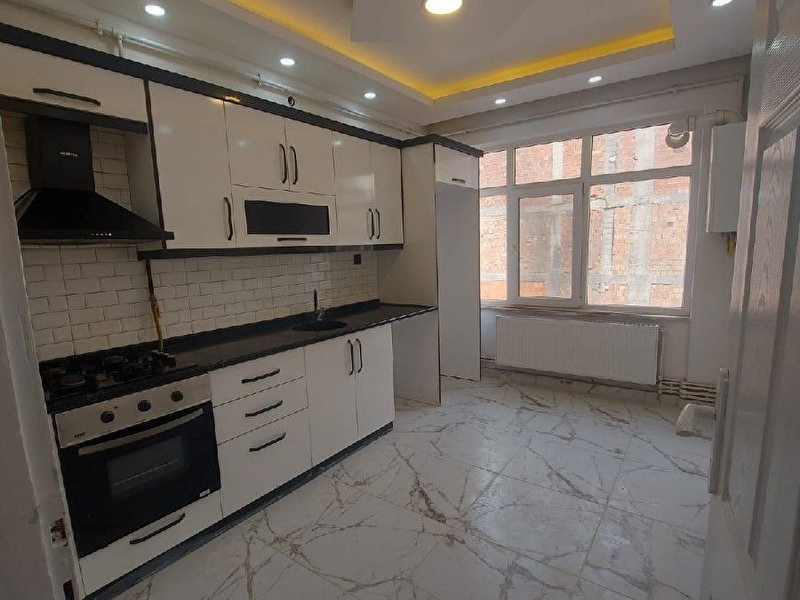 Gençbay emlak'tan gazi̇ cad. altinda 1.kat 2+1 full yapili merkezi̇ lokasyonda kredi̇ye uygun firsat da