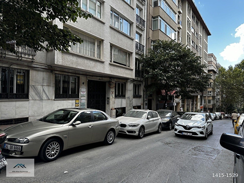 Atilla aktaştan teşvikiye şakayık sokakta yeni binada geni̇ş satılık dai̇re
