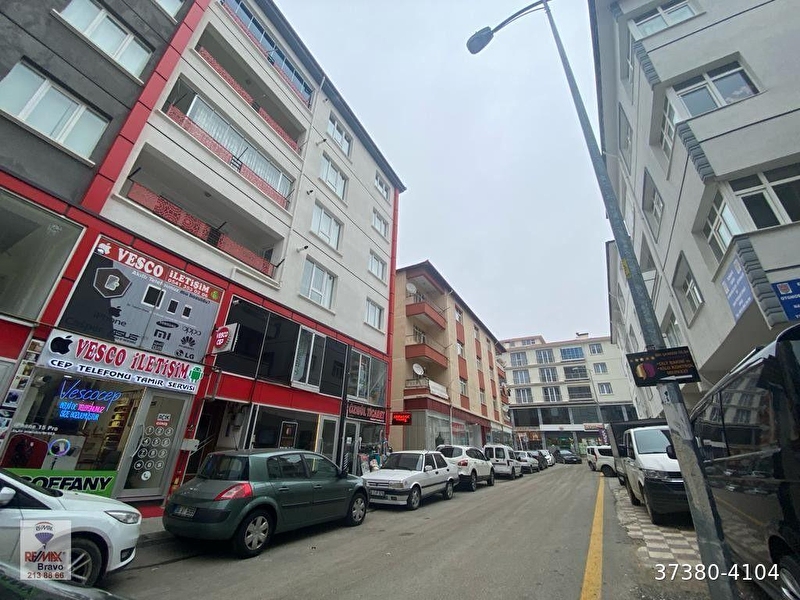 Cumhuri̇yet caddesi̇nde 100m² satilik i̇şyeri̇