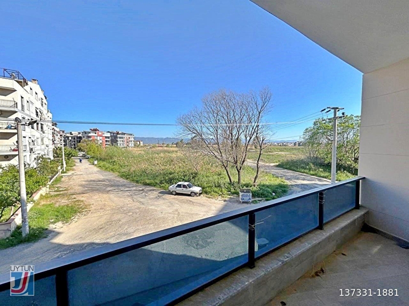 Uytun'da akçay altinkumda deni̇ze 300 metre 2+1 satilik dai̇re
