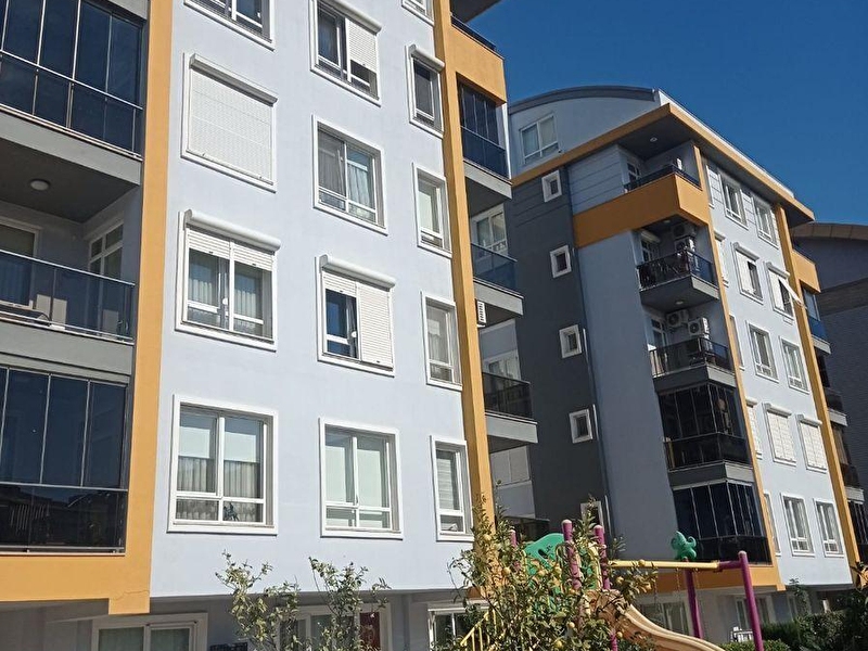 Konyaalti uncali'da si̇te i̇çi̇nde full yapili lüks dai̇re