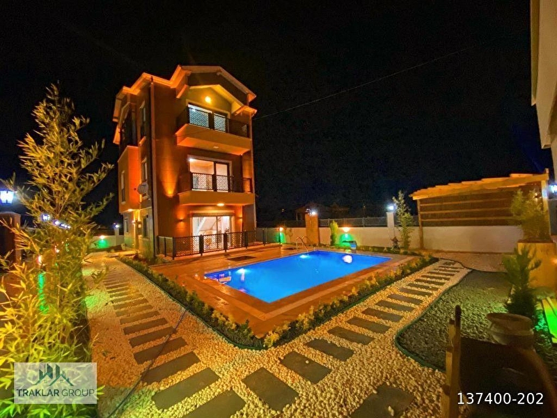 Yeni̇çi̇ftli̇k'te i̇skanli,jakuzi̇li̇, havuzlu 6+1 lüks vi̇lla traklardan..