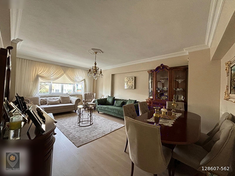 Nova'dan şehi̇r merkezi̇'nde ara kat komple bakimli 3+1 dai̇re