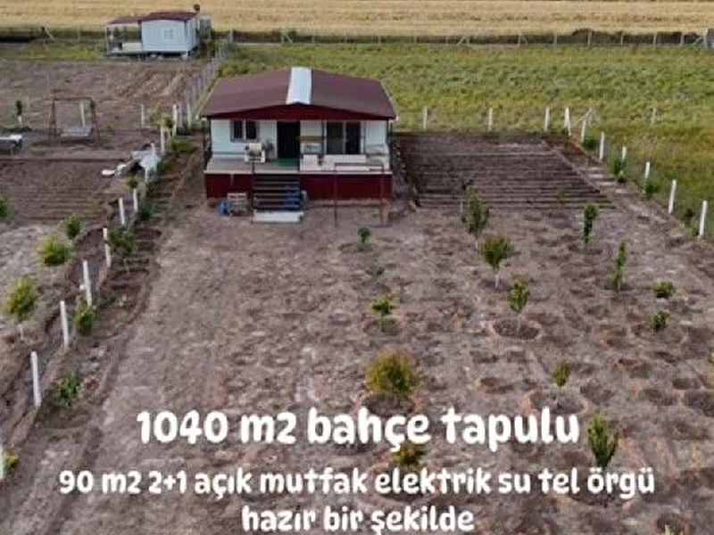 Menderes'te satılık tarla mısın içinde 2+1 prefabrik ev vardır