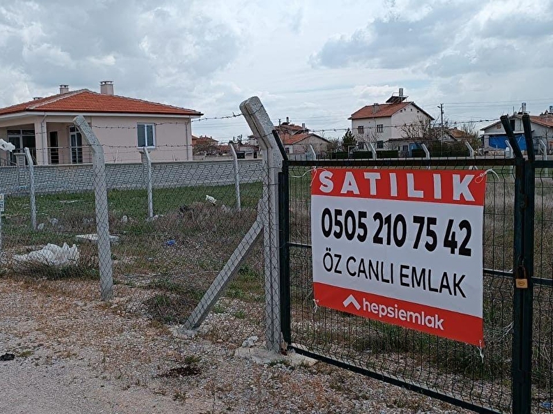 Saraçoğlu hz ebu beki̇r cami̇si̇ karşisi 625 m2 teli̇ kapisi var doğalgaz var yatirimlik i̇marli arsa