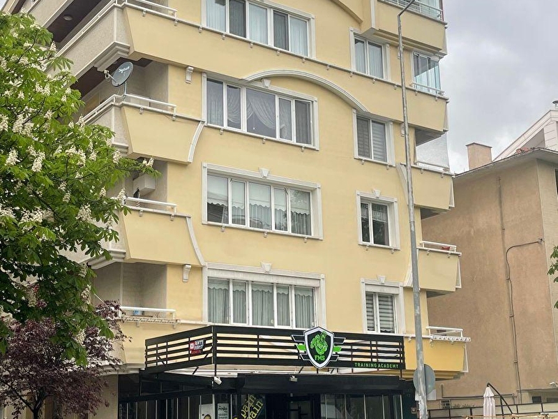 Kazaki̇stan caddesi̇ üzeri̇nde 2 katli ön bahçe kullanimli yatirimlik dükkan