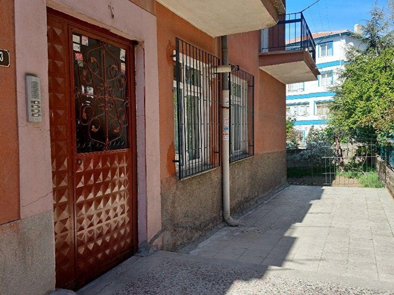 Gürbüz emlak'tan türközü merkezde cadde üzeri̇ yüksek gi̇ri̇ş 2+1 kombi̇li̇ i̇skanli,bahçeli̇.odalar geni̇ş