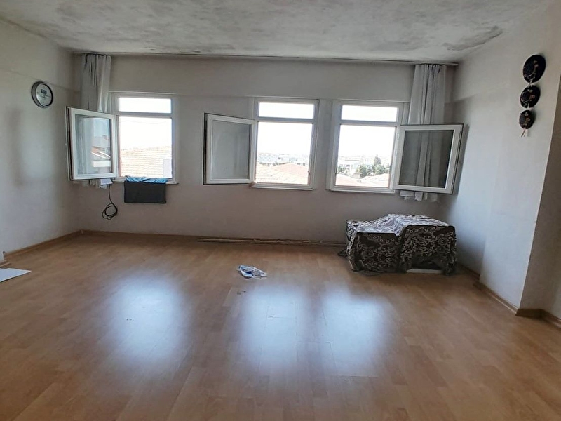 Avcilarda haftanin uygun fi̇yatli satilik 2+1 açik otoparkli