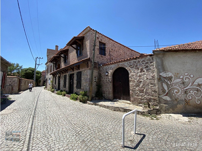 Balikesi̇r ayvalik kucukkoy de satilik taş bi̇na.tari̇hi̇ eser.