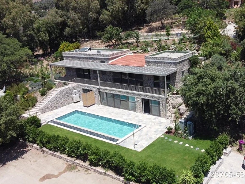 Bodrum gümüşlük te 1725 m2 arsa i̇çinde müstakil havuzlu 430 m2