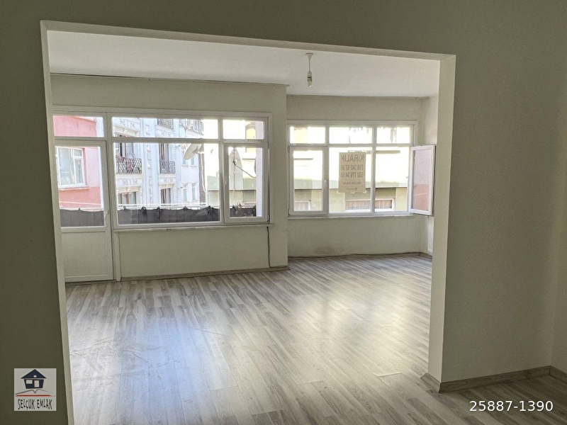 Üsküdar merkezde 3.kat 2+1 kombi̇li̇ köşe dai̇re temi̇z