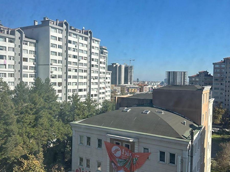 Beyli̇kdüzü merkezde metrobüs 3 dk yürüme mesafesi̇nde ki̇ralik 3+1 dai̇re