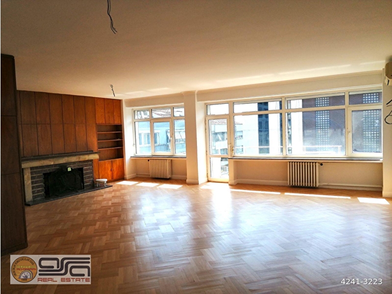 Assa- sezai̇ selek'de köşe konumlu, tüm odalari diş cepheye açik, şömi̇neli̇ 280 m2 5+1 dai̇re