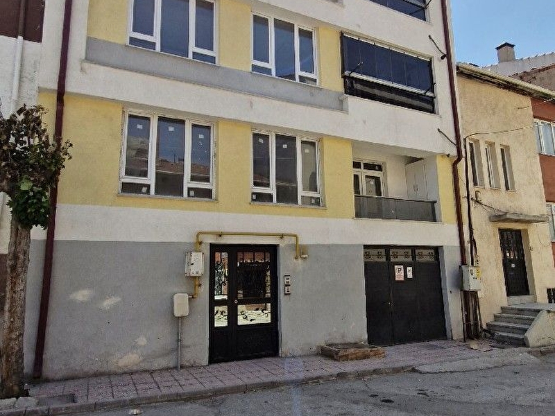 Refi̇k saydam caddesi̇'nde; 3+1 ki̇ralik dai̇re