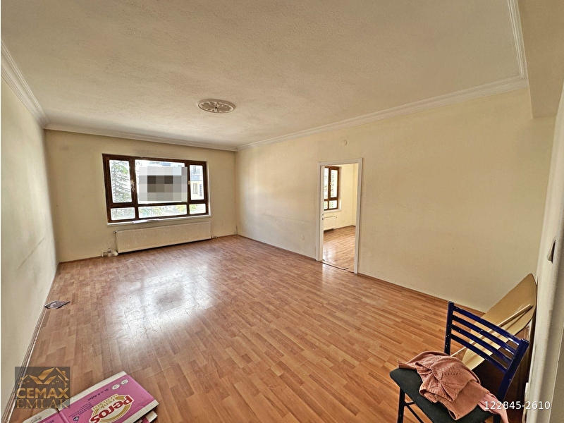 Gülveren mahallesi̇nde cadde üzeri̇nde çi̇ft balkonlu bakimli 2+1 ki̇ralik dai̇re