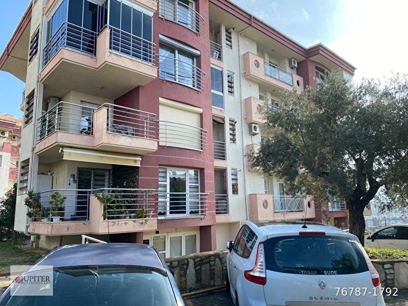 Kuşadasi ege mahallesi̇nde havuzlu doğalgazli şehi̇r manzarali bakimli satilik 3+1 dai̇re