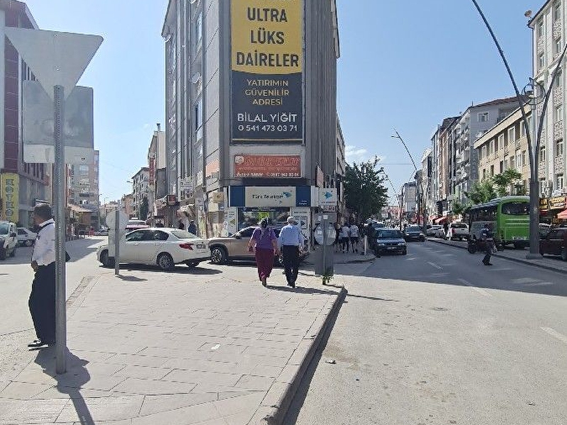 Şehir merkezinde satılık köşe dükkan
