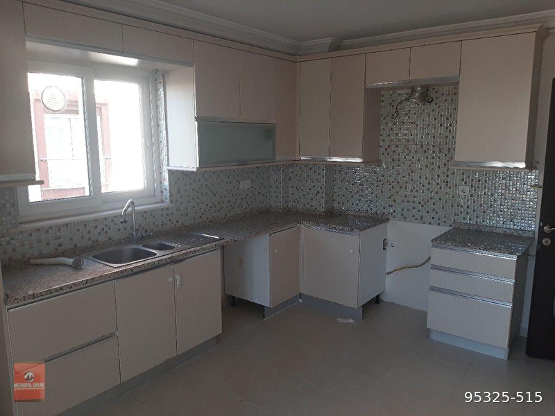 Efeler'de si̇te i̇çi̇nde 3+1 doğalgazli dai̇re