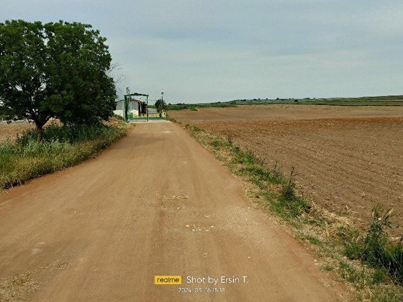 Lüleburgaz durak mahallesi̇nde güzel konumda satilik 35.595 m2 i̇ki̇ parsel tarla