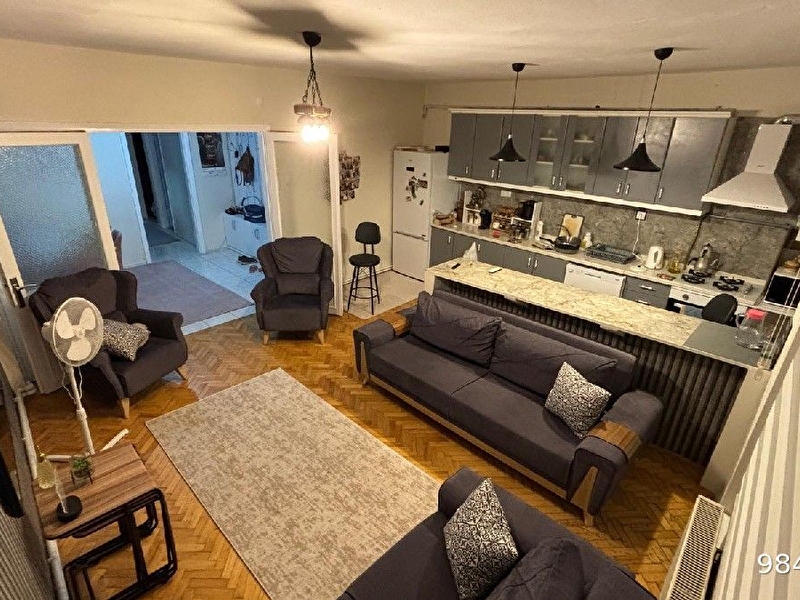 Basin şehi̇tleri̇ caddesi̇nde satilik 2+1 ki̇lerli̇ dai̇re