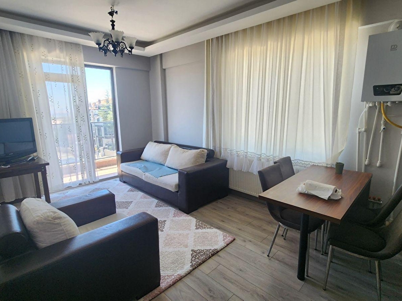 Beyaz grup gayri̇menkul'den i̇ncek taşpinarda full  eşyali ki̇ralik 1+1 dai̇re!!!