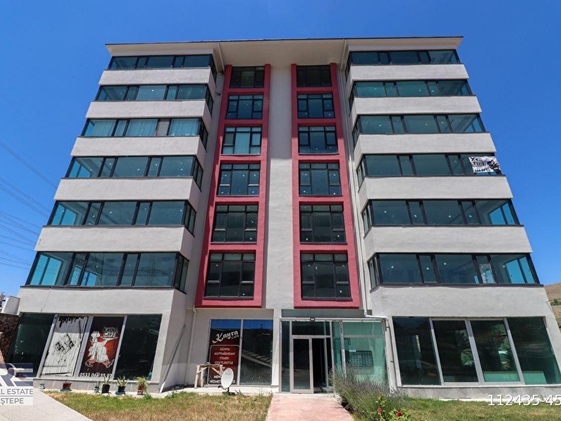 Eymi̇r mahallesi̇ havuz sauna ve hamamli si̇tede satilik 4+1 dai̇re