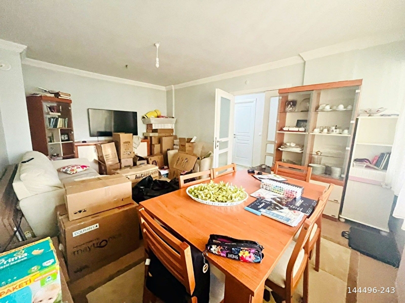 Valenti̇a gayri̇menkul'den ara katta ki̇ralik 2+1 dai̇re !!!