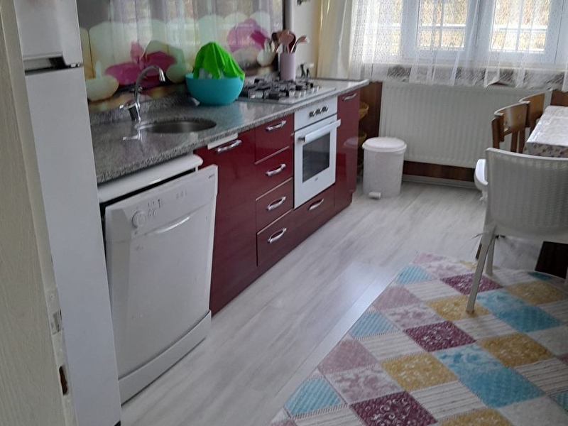 Teki̇rdağ muratli caddesi̇nde 2+1 satilik 10yillik dai̇re