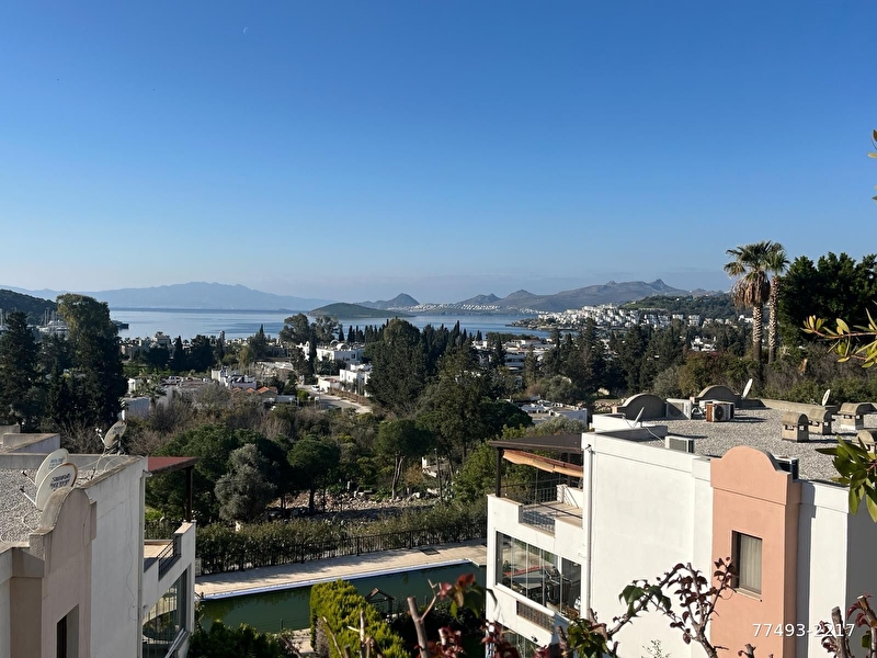 Bi̇tez' de deni̇z manzarali deni̇ze 500 m si̇te i̇çi̇nde satilik dai̇re