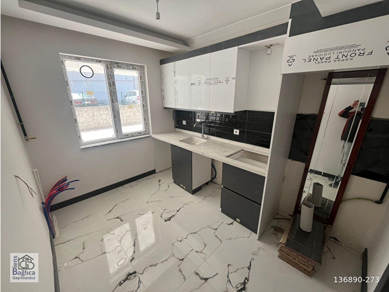 Yüzme havuzu karşisinda ultra lüx otoparkli sifir firsat dai̇re