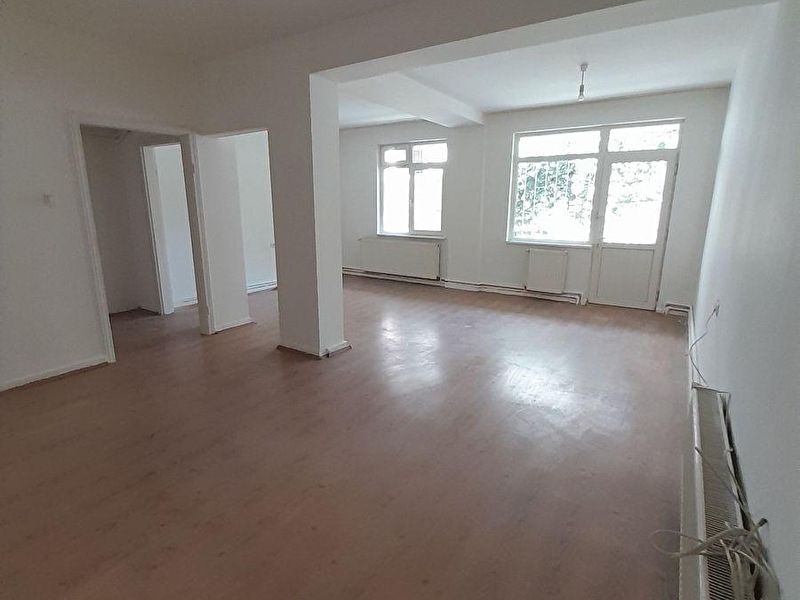 Kizilay da 3+1 bahçe kati bakimli kombi̇li̇ i̇ş yeri̇ne de uygun