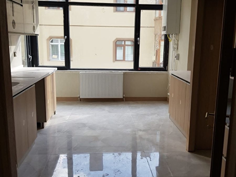 Güçlükaya mahallesi̇nde yeni̇ bi̇nada asansörlü  4+1 ki̇ralik dai̇re