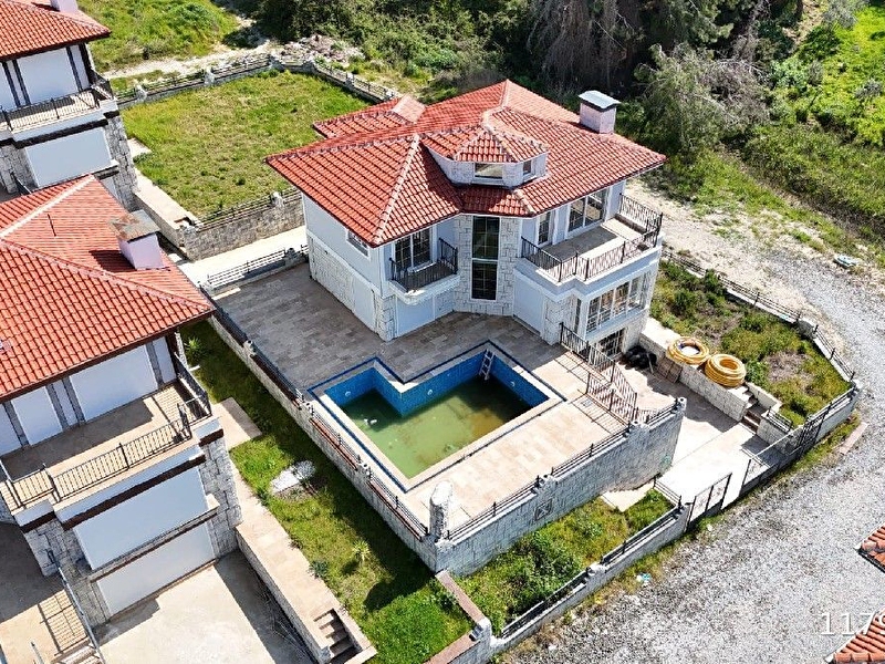 Kuşadasi soğucakta 5+2 satilik müstaki̇l havuzlu tri̇plex vi̇lla