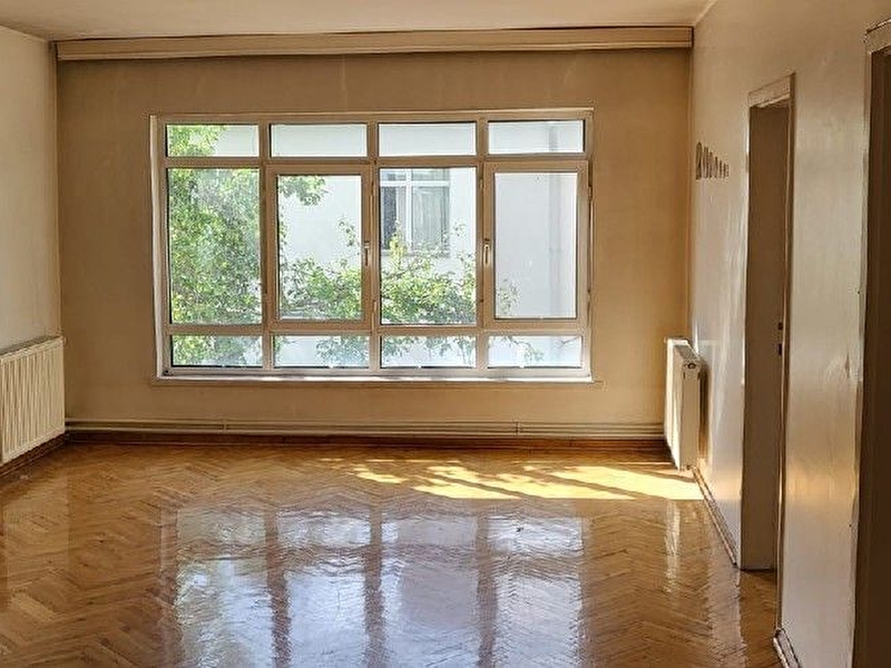 Akademi̇'den ulubey sk. 2 kot altinda kat var bi̇na mantolama salona i̇ki̇ oda açiliyor kombi̇li̇