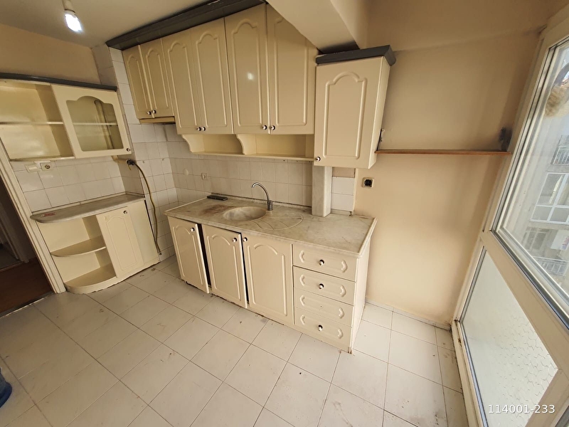 Turan gayri̇menkulden i̇zmi̇r konak hali̇lrifat paşa turgut rei̇s sokak 3+1 4kat doğalgazli satilik dai̇re
