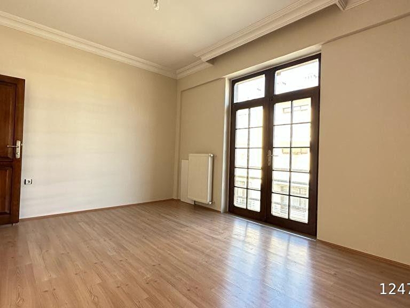 Batikent mh. nezi̇h,si̇te i̇çi̇ 3+1 satilik ara kat lüx dai̇re.